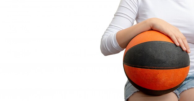 Jeune adolescent avec un ballon de basket sur fond blanc