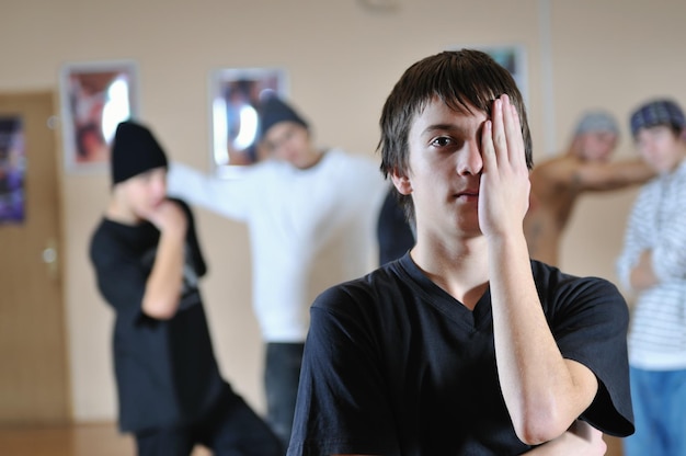 jeune adolescent cachant le visage avec la main