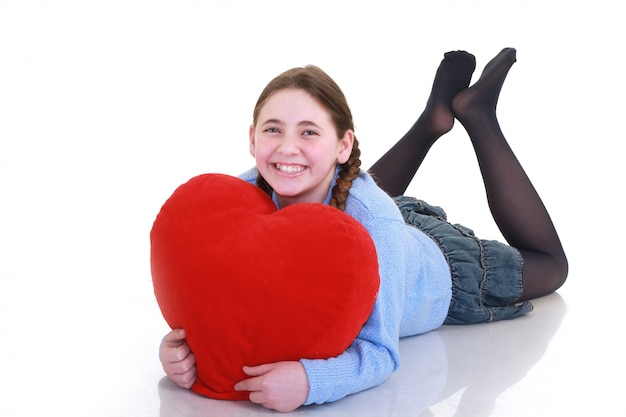 jeune adolescent avec coeur rouge isolé sur fond blanc