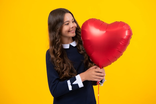 Jeune adolescent enfant fille avec ballon coeur Happy Valentines Day Amour et concept de sentiments agréables