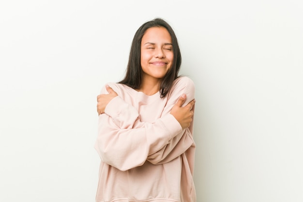 Jeune adolescent mignon femme câlins, souriant insouciant et heureux.