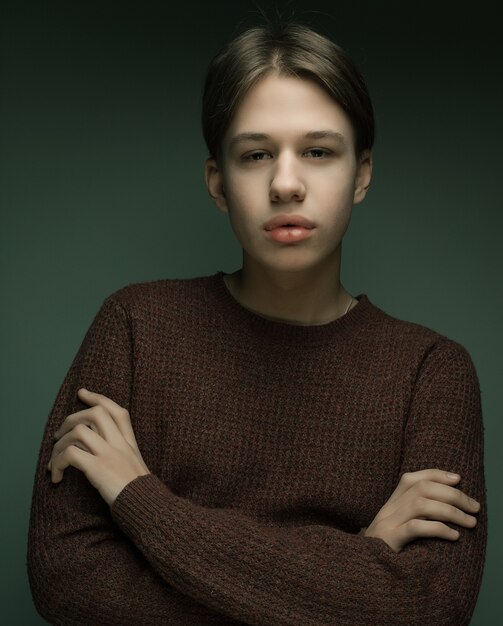 Un jeune adolescent photographié dans un studio.