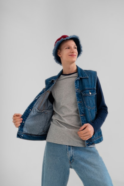 Jeune adolescent portant une tenue en jean