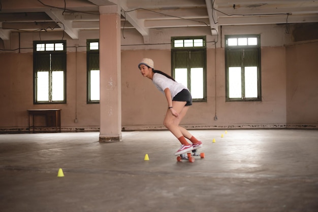 Jeune adolescente asiatique jouant au skateboard sport urbain style de vie heureux et amusant avec le skateboard