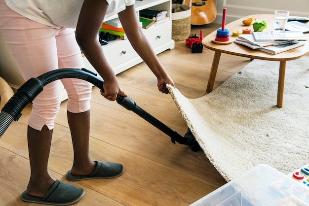 Photo jeune adolescente aspirer la maison