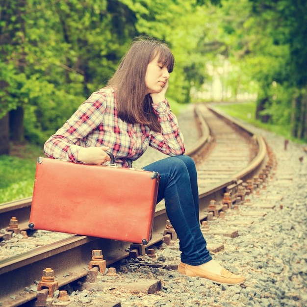 Jeune adolescente assise sur les rails
