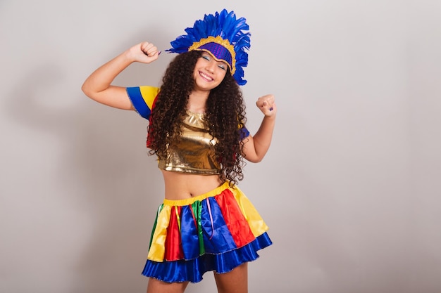 Jeune adolescente brésilienne avec des vêtements de frevo danse de carnaval