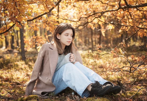 Jeune adolescente dans la forêt d'automne. Couleurs d'automne. Mode de vie. Ambiance d'automne. forêt