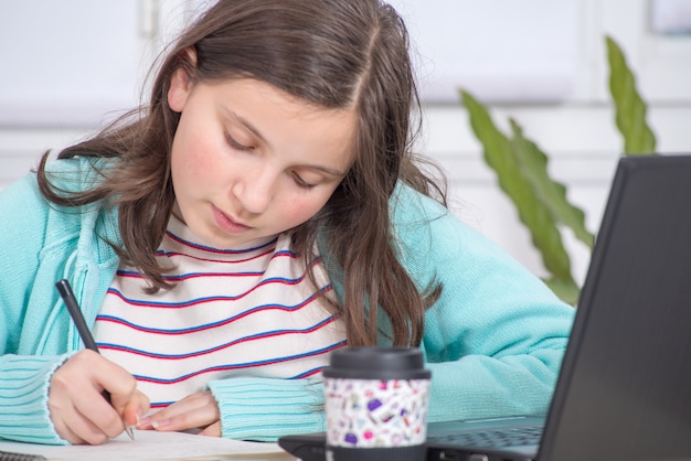 Jeune adolescente fait ses devoirs