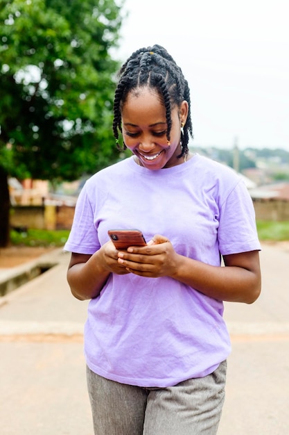 Jeune adolescente jolie fille envoyant et envoyant des SMS avec un téléphone portable