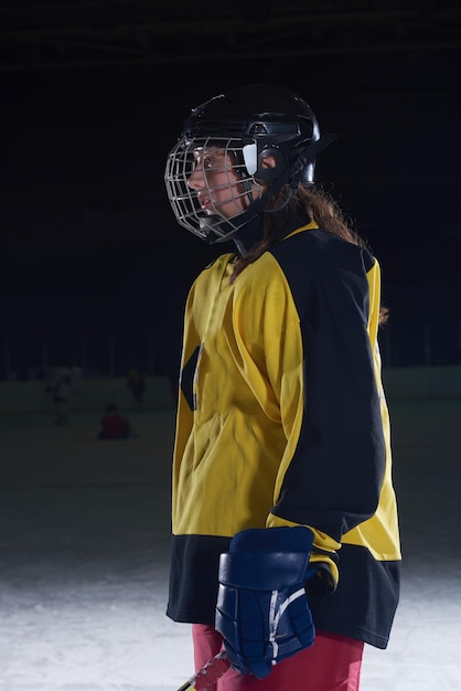 Photo jeune adolescente, joueur hockey glace, portrait, sur, formation, dans, arrière-plan noir