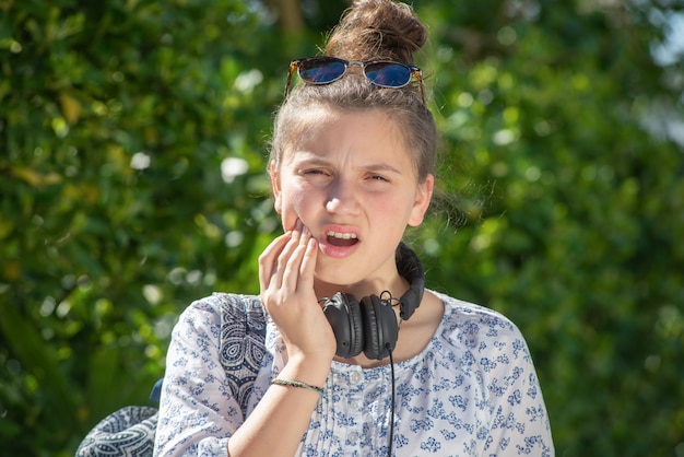 Jeune adolescente a mal aux dents