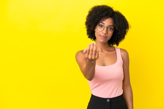 Jeune adolescente tenant un bol de céréales avec une expression faciale surprise