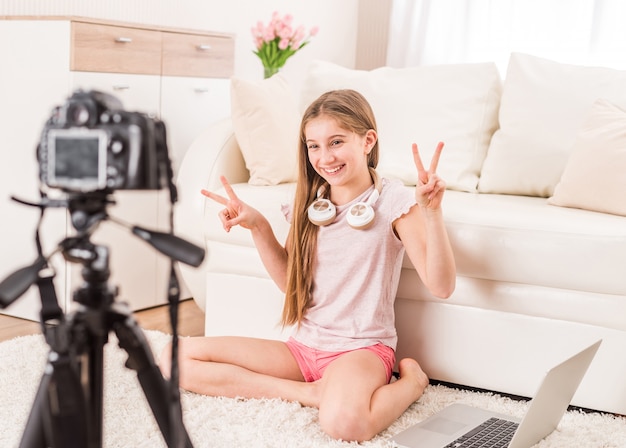 Jeune adolescente videobloger souriante