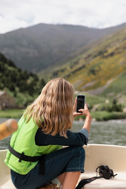 Photo jeune adulte appréciant le canoë-kayak dans la rivière