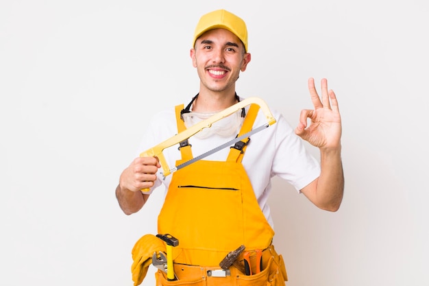 Jeune adulte bel homme avec un concept de bricoleur de scie