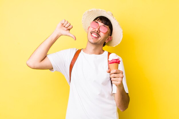 Jeune adulte bel homme avec un concept d'été de crème glacée