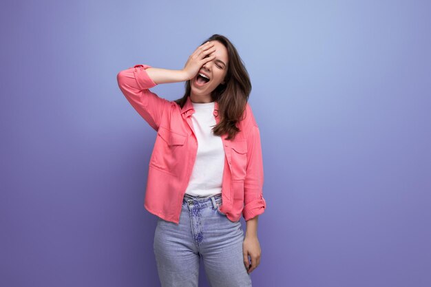 Jeune adulte brune aux cheveux longs en chemise avec des émotions joyeuses sur un fond isolé