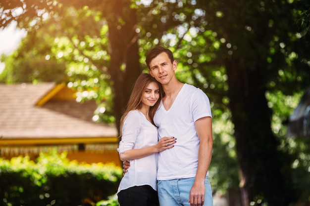 Jeune adulte brune homme et femme dans le parc