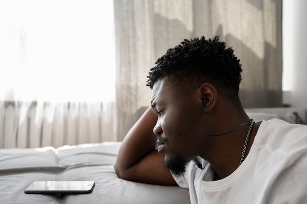 Photo jeune adulte déprimé à la maison