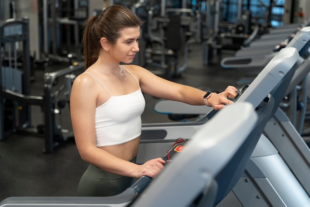 Photo jeune adulte faisant du sport en salle à la salle de sport