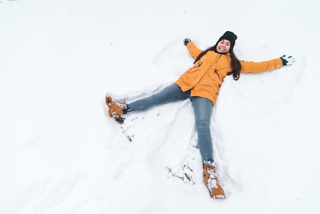 jeune adulte, femme, fabrication, ange neige