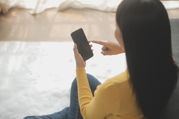 Jeune adulte heureux souriant étudiant asiatique hispanique portant des écouteurs parlant sur une réunion de chat en ligne à l'aide d'un ordinateur portable sur le campus universitaire ou au bureau virtuel Étudiante du Collège apprenant à distance