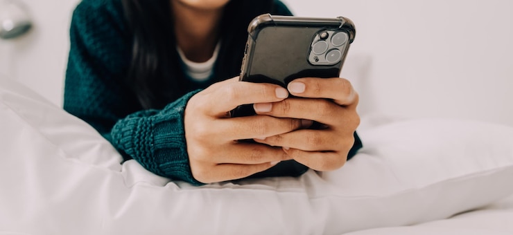 Photo jeune adulte heureux souriant étudiant hispanique asiatique portant des écouteurs parlant en ligne chat réunion en utilisant un ordinateur portable dans le campus universitaire ou dans un bureau virtuel étudiante universitaire apprenant à distance