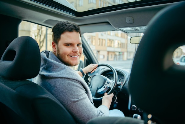 jeune adulte, homme souriant, conduite, voiture, voyage route