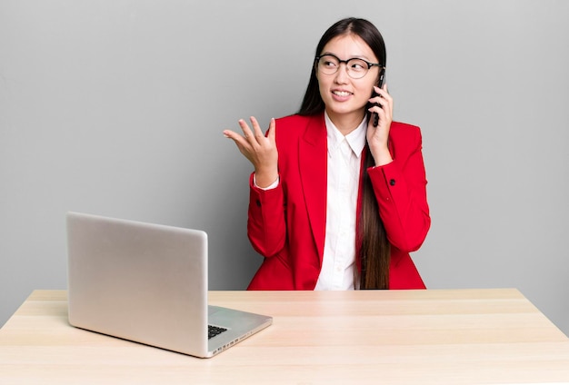 Jeune adulte jolie femme d'affaires asiatique concept de bureau et d'ordinateur portable