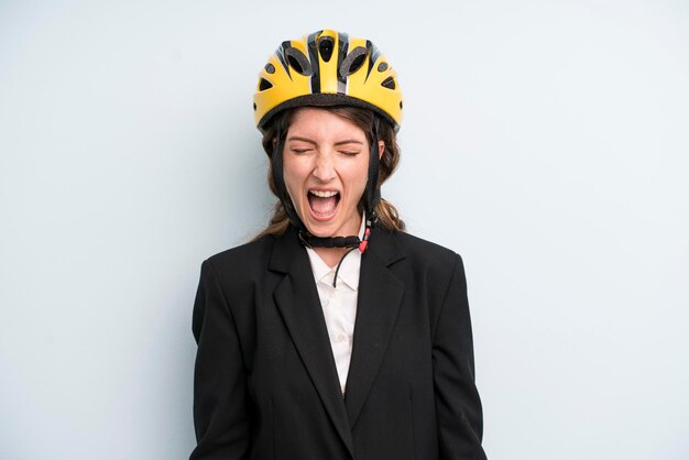 Jeune adulte jolie femme avec un casque de vélo