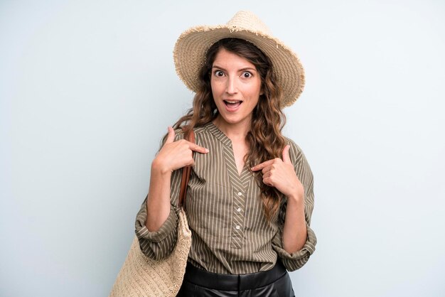 Jeune adulte jolie femme chapeau et concept d'été