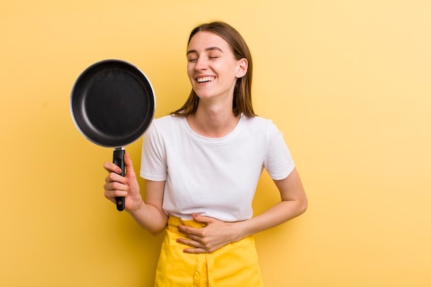 Jeune adulte jolie femme chef avec une casserole