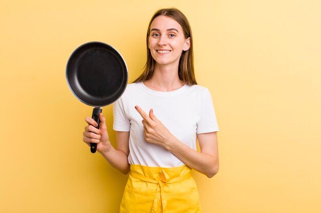 Jeune adulte jolie femme chef avec une casserole