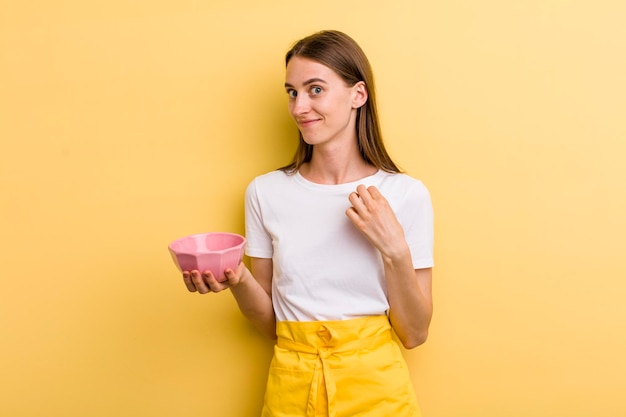 Jeune adulte jolie femme concept de bol de cuisine vide