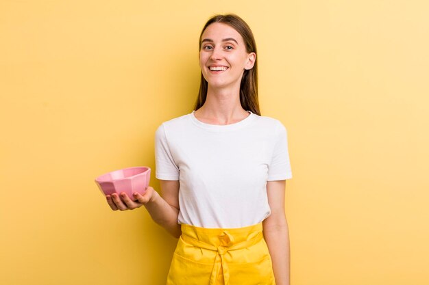 Jeune adulte jolie femme concept de bol de cuisine vide