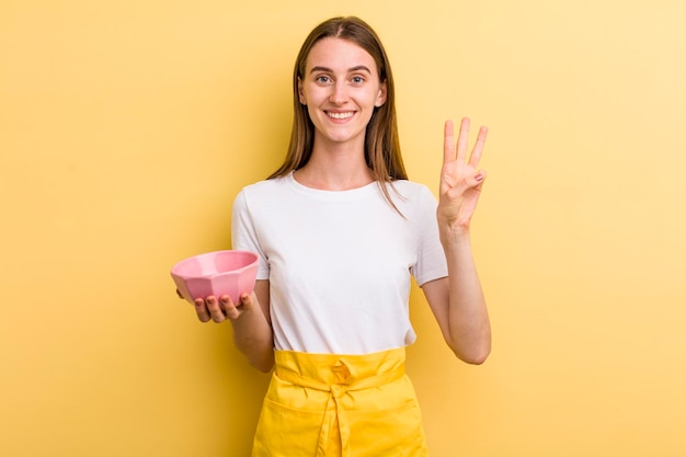 Jeune adulte jolie femme concept de bol de cuisine vide