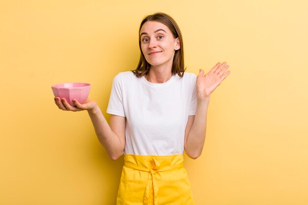 Jeune adulte jolie femme concept de bol de cuisine vide