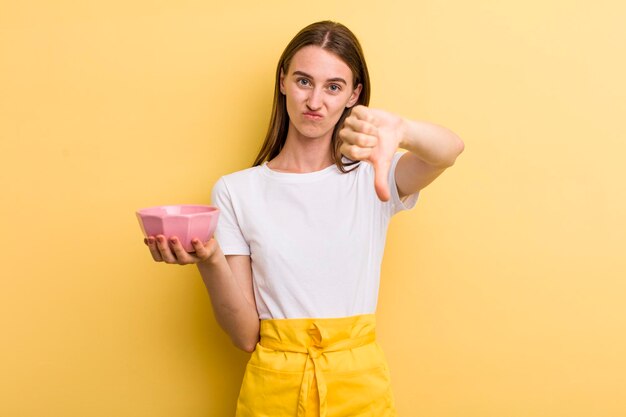 Jeune adulte jolie femme concept de bol de cuisine vide