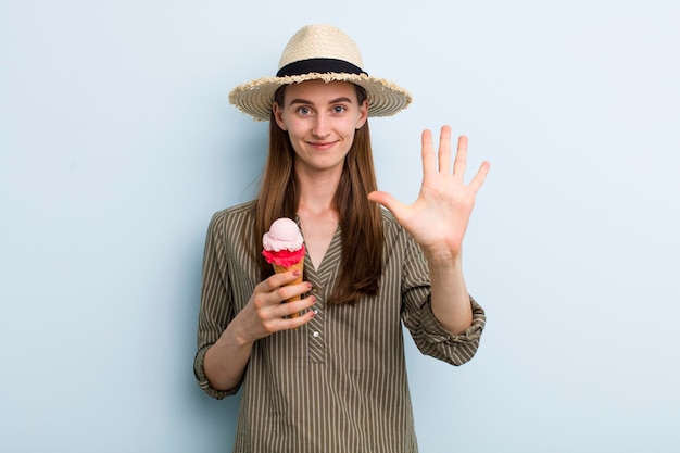 Jeune adulte jolie femme avec un concept d'été de crème glacée