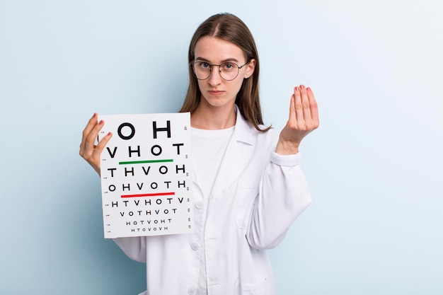 Jeune adulte jolie femme concept de test de vision optique