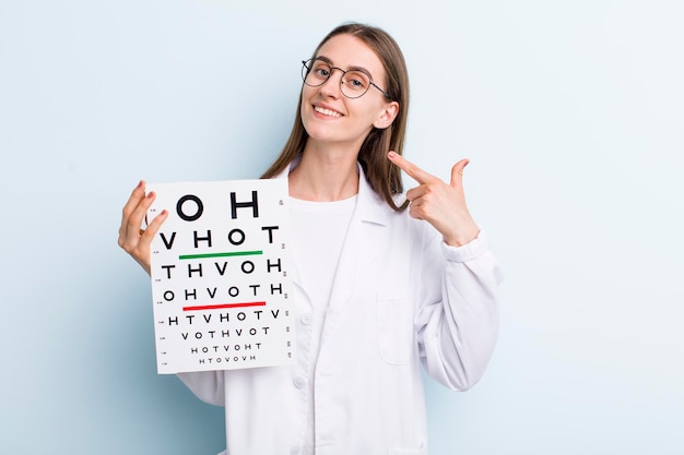 Jeune adulte jolie femme concept de test de vision optique