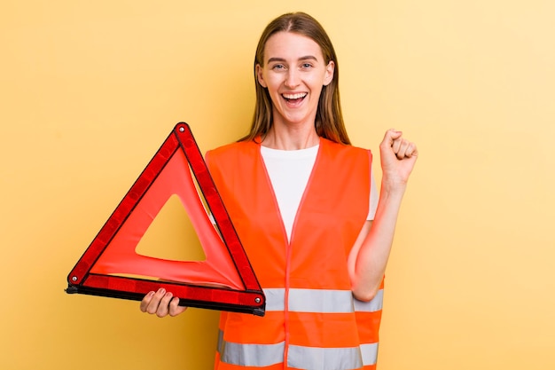 Jeune adulte jolie femme concept d'urgence de voiture