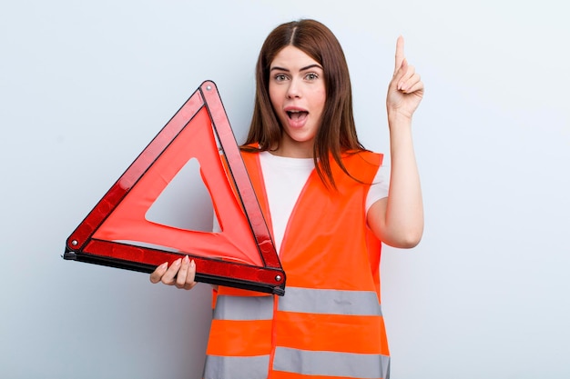 Jeune adulte jolie femme concept d'urgence de voiture