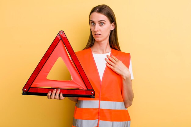 Jeune adulte jolie femme concept d'urgence de voiture