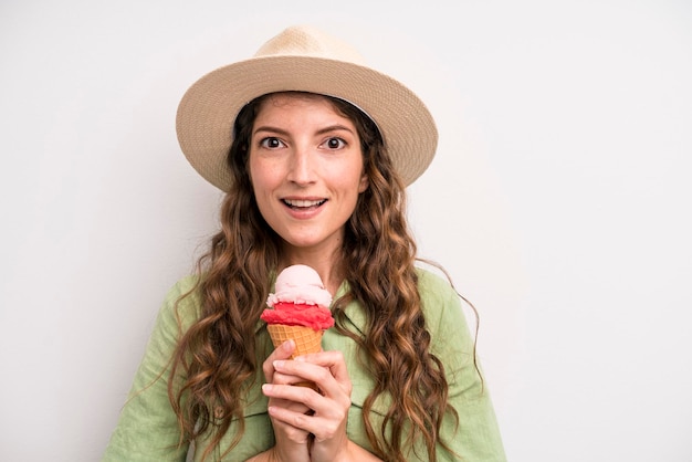 Jeune adulte jolie femme été et concept de crème glacée