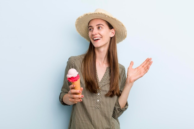 Jeune adulte jolie femme avec une glace