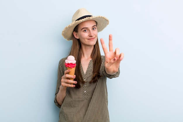 Jeune adulte jolie femme avec une glace