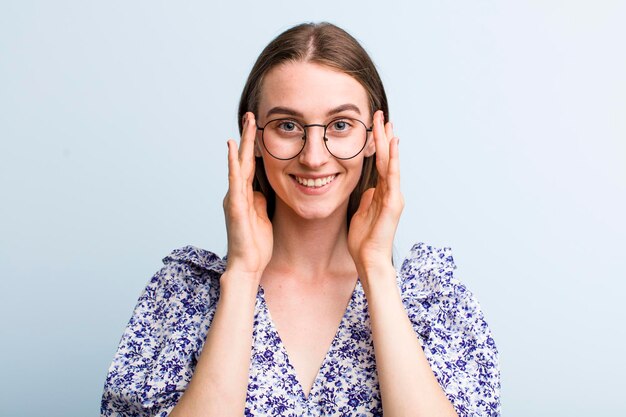 Jeune adulte jolie femme avec des lunettes