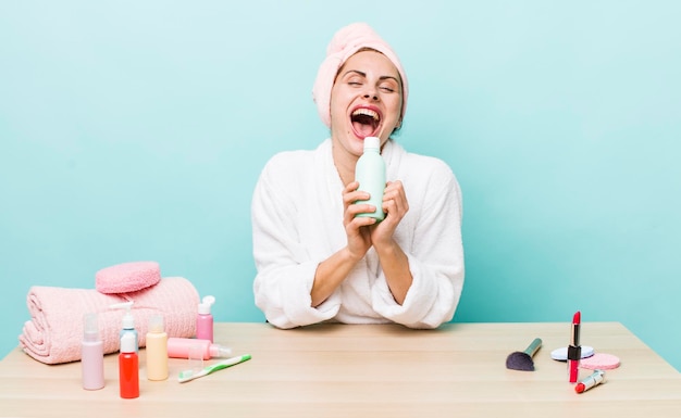 Jeune adulte jolie femme maquillage et concept de beauté